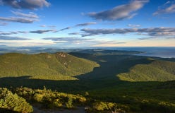 Vue de la mer des montagnes Sikhote-Alin image stock Vue de la mer des montagnes Sikhote-Alin image stock