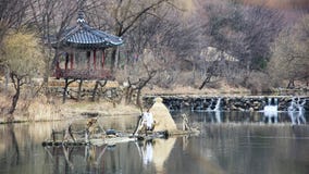 Vue de la rivière et du pavillon coréen traditionnel en premier ressort de musée de village folklorique vivant de Minsokchon, Yon photographie stock libre de droits Vue de la rivière et du pavillon coréen traditionnel en premier ressort de musée de village folklorique vivant de Minsokchon, Yon photographie stock libre de droits
