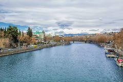 Vue de la rivière Kura du pont de paix sur la place de l'Europe, Tbilisi georgia Beau paysage images stock Vue de la rivière Kura du pont de paix sur la place de l'Europe, Tbilisi georgia Beau paysage images stock