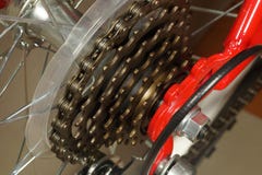 Vue de la roue de bicyclette rouge, bourdonnant dedans sur les modes arrière de dérailleur photos stock Vue de la roue de bicyclette rouge, bourdonnant dedans sur les modes arrière de dérailleur photos stock