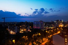 Vue de la taille de la ville Wroclaw, ciel nocturne urbain, architecture moderne, gratte-ciel photographie stock libre de droits Vue de la taille de la ville Wroclaw, ciel nocturne urbain, architecture moderne, gratte-ciel photographie stock libre de droits