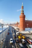 Vue de la tour de Beklemishevskaya et de la route sur le remblai de rivière de Moskva le long des murs de Moscou Kremlin photographie stock libre de droits Vue de la tour de Beklemishevskaya et de la route sur le remblai de rivière de Moskva le long des murs de Moscou Kremlin photographie stock libre de droits