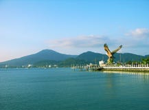 Vue de Langkawi avec la statue d'aigle, Malaisie photos libres de droits Vue de Langkawi avec la statue d'aigle, Malaisie photos libres de droits