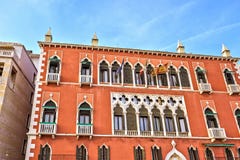 Vue de lumière du jour à la façade colorée vibrante d'un bâtiment sur Riva d photo stock Vue de lumière du jour à la façade colorée vibrante d'un bâtiment sur Riva d photo stock