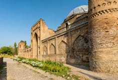 Vue de Madrasa Kuhna près de forteresse de Hisor, le Tadjikistan photo stock Vue de Madrasa Kuhna près de forteresse de Hisor, le Tadjikistan photo stock