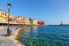 Vue de matin du vieux port dans Chania, Grèce photographie stock Vue de matin du vieux port dans Chania, Grèce photographie stock