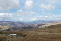Vue de montagne dans le secteur Cumbria, R-U de lac : lacs et montagnes, ciel bleu et nuages images stock Vue de montagne dans le secteur Cumbria, R-U de lac : lacs et montagnes, ciel bleu et nuages images stock