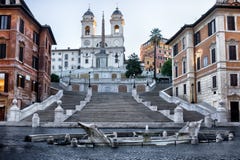Vue de Monti de dei de Trinita dans le début de la matinée à Rome, Italie Photo stock Vue de Monti de dei de Trinita dans le début de la matinée à Rome, Italie Photo stock