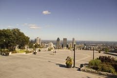 Vue de Montréal du centre du belvédère royal de bâti photos libres de droits Vue de Montréal du centre du belvédère royal de bâti photos libres de droits