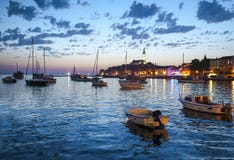 Vue de nuit de belle ville Rovinj dans Istria, Croatie Soirée dans la vieille ville croate, scène de nuit avec des réflexions de image stock Vue de nuit de belle ville Rovinj dans Istria, Croatie Soirée dans la vieille ville croate, scène de nuit avec des réflexions de image stock