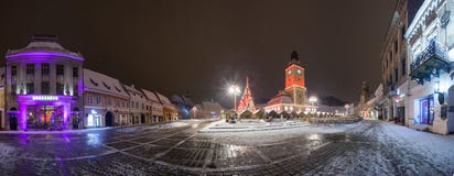 Vue de nuit de logements sociaux de Brasov avec l'arbre de Noël décoré photos stock Vue de nuit de logements sociaux de Brasov avec l'arbre de Noël décoré photos stock