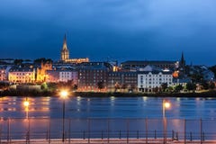 Vue de nuit Derry Londonderry Irlande du Nord Le Royaume-Uni images libres de droits Vue de nuit Derry Londonderry Irlande du Nord Le Royaume-Uni images libres de droits