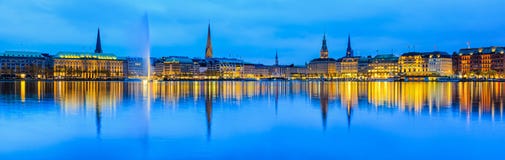 Vue de panorama de lac Alster à Hambourg, Allemagne photo libre de droits Vue de panorama de lac Alster à Hambourg, Allemagne photo libre de droits