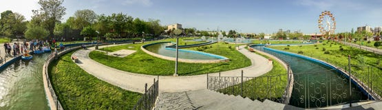 Vue de panorama des personnes ayant l'amusement dans le parc d'attractions public des jeunesse ( ; Tineretului Park) ; Photo stock Vue de panorama des personnes ayant l'amusement dans le parc d'attractions public des jeunesse ( ; Tineretului Park) ; Photo stock