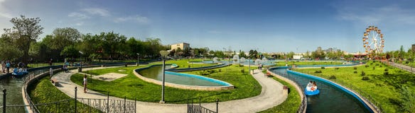 Vue de panorama des personnes ayant l'amusement dans le parc d'attractions public des jeunesse ( ; Tineretului Park) ; Photo stock Vue de panorama des personnes ayant l'amusement dans le parc d'attractions public des jeunesse ( ; Tineretului Park) ; Photo stock