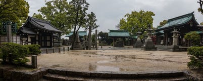 Vue de panorama sur des b?timents et le paysage du tombeau bouddhiste japonais de Fukiage pendant un jour pluvieux Imabari, pr?fe photographie stock libre de droits Vue de panorama sur des b?timents et le paysage du tombeau bouddhiste japonais de Fukiage pendant un jour pluvieux Imabari, pr?fe photographie stock libre de droits