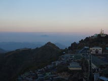 Vue de paysage en ciel color? de matin avec la pagoda d'or sur la colline dans Myanmar image libre de droits Vue de paysage en ciel color? de matin avec la pagoda d'or sur la colline dans Myanmar image libre de droits