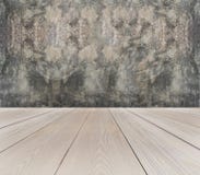 Vue de perspective de terrasse en bois brun clair vide avec Gray Concrete Wall Background Texture grunge abstrait utilisé comme v Photographie stock libre de droits Vue de perspective de terrasse en bois brun clair vide avec Gray Concrete Wall Background Texture grunge abstrait utilisé comme v Photographie stock libre de droits