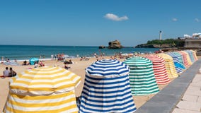 Vue de plage de Biarritz par l'Océan Atlantique, France Images stock Vue de plage de Biarritz par l'Océan Atlantique, France Images stock