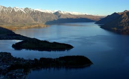 Vue de Queenstown et du Remarkables image libre de droits Vue de Queenstown et du Remarkables image libre de droits