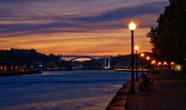 Vue de rivière de Douro la nuit à Porto images stock Vue de rivière de Douro la nuit à Porto images stock