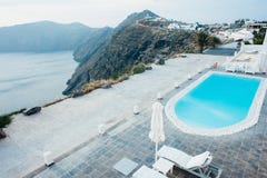 Vue de Santorini avec une piscine avec la mer et les Mountain View photos stock Vue de Santorini avec une piscine avec la mer et les Mountain View photos stock