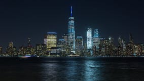 Vue de Timelapse de Jersey City par le fleuve Hudson à l'horizon de Manhattan New York pendant la nuit banque de vidéos Vue de Timelapse de Jersey City par le fleuve Hudson à l'horizon de Manhattan New York pendant la nuit banque de vidéos