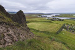 Vue de village de Kirkjubaejarklaustur de montagne L'Islande à l'heure d'été images libres de droits Vue de village de Kirkjubaejarklaustur de montagne L'Islande à l'heure d'été images libres de droits