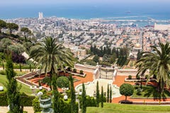 Vue de ville du haut des jardins de Bahai à Haïfa en Israël photos libres de droits Vue de ville du haut des jardins de Bahai à Haïfa en Israël photos libres de droits