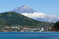 Vue de ville Petropavlovsk-Kamchatsky, de baie d'Avacha et de volcan de Koryaksky photos libres de droits Vue de ville Petropavlovsk-Kamchatsky, de baie d'Avacha et de volcan de Koryaksky photos libres de droits