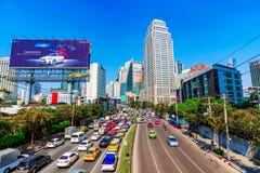 Vue des bâtiments ayant beaucoup d'étages du centre et du trafic de Bangkok images libres de droits Vue des bâtiments ayant beaucoup d'étages du centre et du trafic de Bangkok images libres de droits