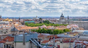 Vue des bâtiments de la ville un jour ensoleillé Madrid, Espagne photographie stock libre de droits Vue des bâtiments de la ville un jour ensoleillé Madrid, Espagne photographie stock libre de droits