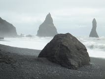 Vue des formations de roche en mer outre de la plage de noir de Reynisfjara sur la côte sud d'Iceland’s photographie stock libre de droits Vue des formations de roche en mer outre de la plage de noir de Reynisfjara sur la côte sud d'Iceland’s photographie stock libre de droits