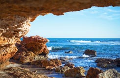 Vue des vagues de mer et du ciel d'une caverne en pierre photographie stock libre de droits Vue des vagues de mer et du ciel d'une caverne en pierre photographie stock libre de droits