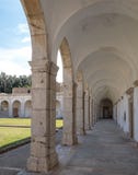 Vue des voûtes dans le cloître chez Certosa di San Giacomo, également connue sous le nom de monastère Carthusian, sur l'île de Ca photos stock Vue des voûtes dans le cloître chez Certosa di San Giacomo, également connue sous le nom de monastère Carthusian, sur l'île de Ca photos stock