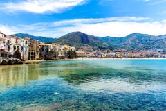 Vue du cefalu, ville sur la mer en Sicile, Italie Image stock Vue du cefalu, ville sur la mer en Sicile, Italie Image stock