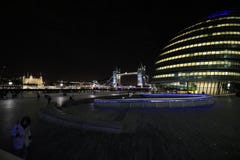 Vue du pont de tour la tour de Londres et de ville hôtel photo stock Vue du pont de tour la tour de Londres et de ville hôtel photo stock