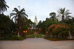 Vue du temple de Wat Phnom et de l'horloge verte le soir dans Phnom Penh, Cambodge images stock Vue du temple de Wat Phnom et de l'horloge verte le soir dans Phnom Penh, Cambodge images stock