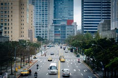 Vue du trafic sur la route de Songzhi, dans le secteur de Xinyi, Taïpeh, photographie stock libre de droits Vue du trafic sur la route de Songzhi, dans le secteur de Xinyi, Taïpeh, photographie stock libre de droits