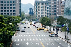 Vue du trafic sur la route de Songzhi, dans le secteur de Xinyi, Taïpeh, images stock Vue du trafic sur la route de Songzhi, dans le secteur de Xinyi, Taïpeh, images stock