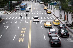 Vue du trafic sur la route de Songzhi, dans le secteur de Xinyi, Taïpeh, photos stock Vue du trafic sur la route de Songzhi, dans le secteur de Xinyi, Taïpeh, photos stock