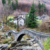 Vue du vieux pont en pierre romain avec deux voûtes près du village de Lavertezzo dans les Alpes suisses Images libres de droits Vue du vieux pont en pierre romain avec deux voûtes près du village de Lavertezzo dans les Alpes suisses Images libres de droits