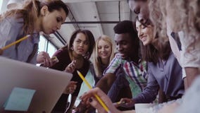 Vue en gros plan de jeune équipe d'affaires avec le meneur d'équipe féminin travaillant ensemble près de la table, faisant un bra banque de vidéos Vue en gros plan de jeune équipe d'affaires avec le meneur d'équipe féminin travaillant ensemble près de la table, faisant un bra banque de vidéos
