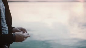 Vue en gros plan de la main de l'homme s tenant une pierre Fond de l'eau Pierre sautante banque de vidéos Vue en gros plan de la main de l'homme s tenant une pierre Fond de l'eau Pierre sautante banque de vidéos