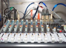 Vue en gros plan le groupe de mélangeur du producteur sain avec des poignées photo libre de droits Vue en gros plan le groupe de mélangeur du producteur sain avec des poignées photo libre de droits