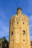 Vue haute inférieure de Torre del Oro Tower d'or, tour de guet militaire construit dans le tiers premier du 13ème siècle photo stock Vue haute inférieure de Torre del Oro Tower d'or, tour de guet militaire construit dans le tiers premier du 13ème siècle photo stock