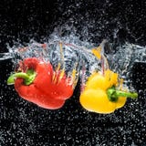vue haute étroite des paprikas rouges et jaunes dans l'eau photo stock vue haute étroite des paprikas rouges et jaunes dans l'eau photo stock