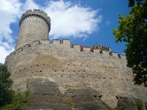 Vue inférieure de château de Kokorin, située dans la République Tchèque images stock Vue inférieure de château de Kokorin, située dans la République Tchèque images stock