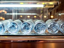 Vue inférieure en gros plan des bouteilles d'eau potables fraîches minérales dans le réfrigérateur photo stock Vue inférieure en gros plan des bouteilles d'eau potables fraîches minérales dans le réfrigérateur photo stock