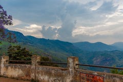 Vue large de vue de point de suicide chez Ooty, Inde, le 19 août 2014 images libres de droits Vue large de vue de point de suicide chez Ooty, Inde, le 19 août 2014 images libres de droits